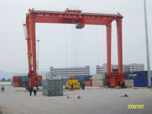 Uz sliedēm uzstādīts 32ton dubultā siju portālceltnis
